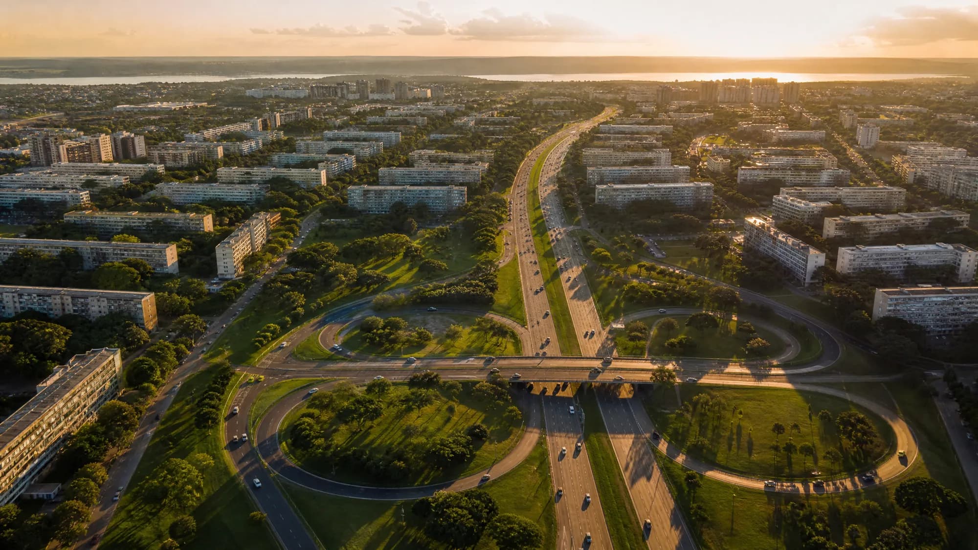Vista aérea do Eixão e de uma tesourinha nas superquadras de Brasília