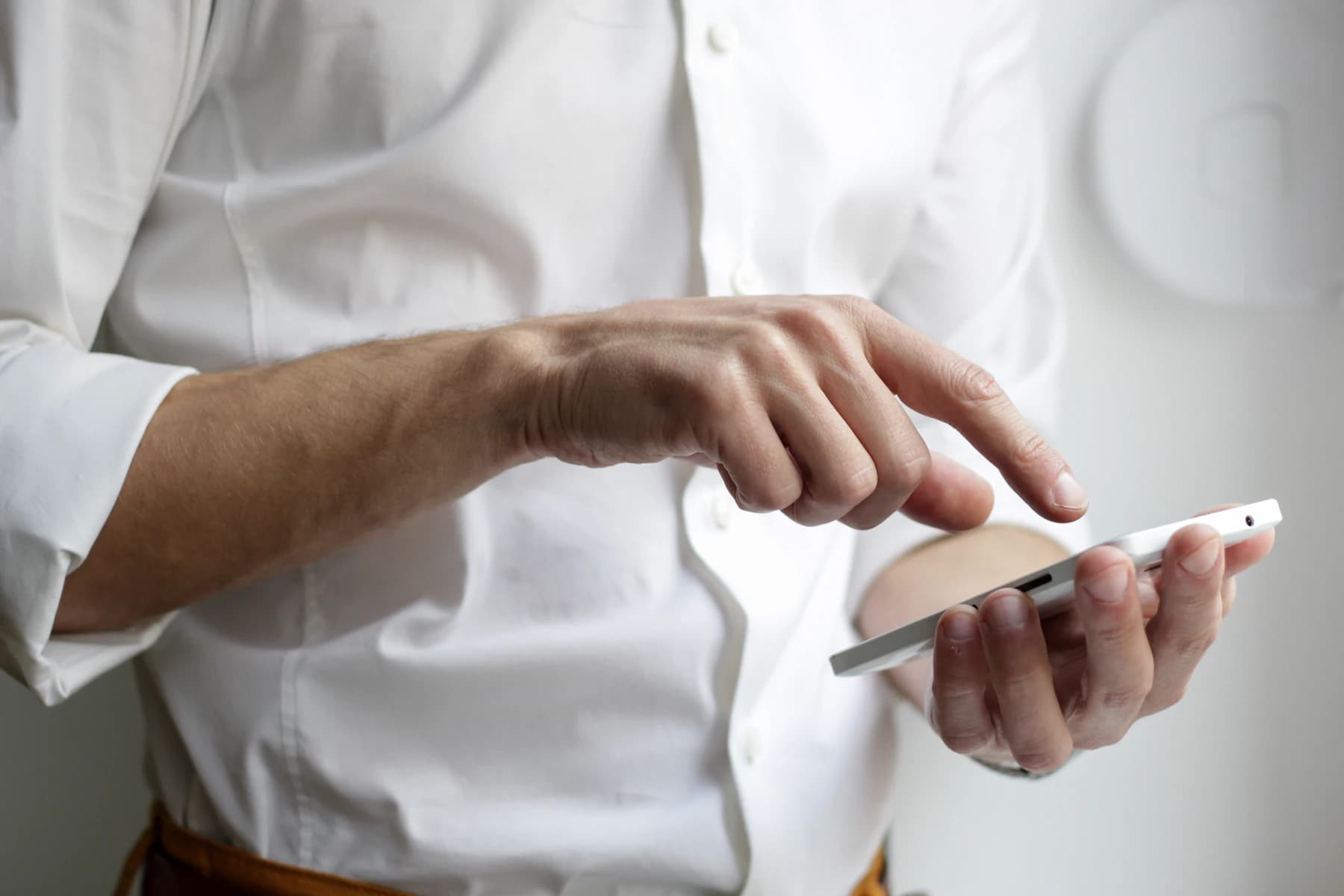Pessoa usando o celular, onde os anúncios de Meta e Google aparecem