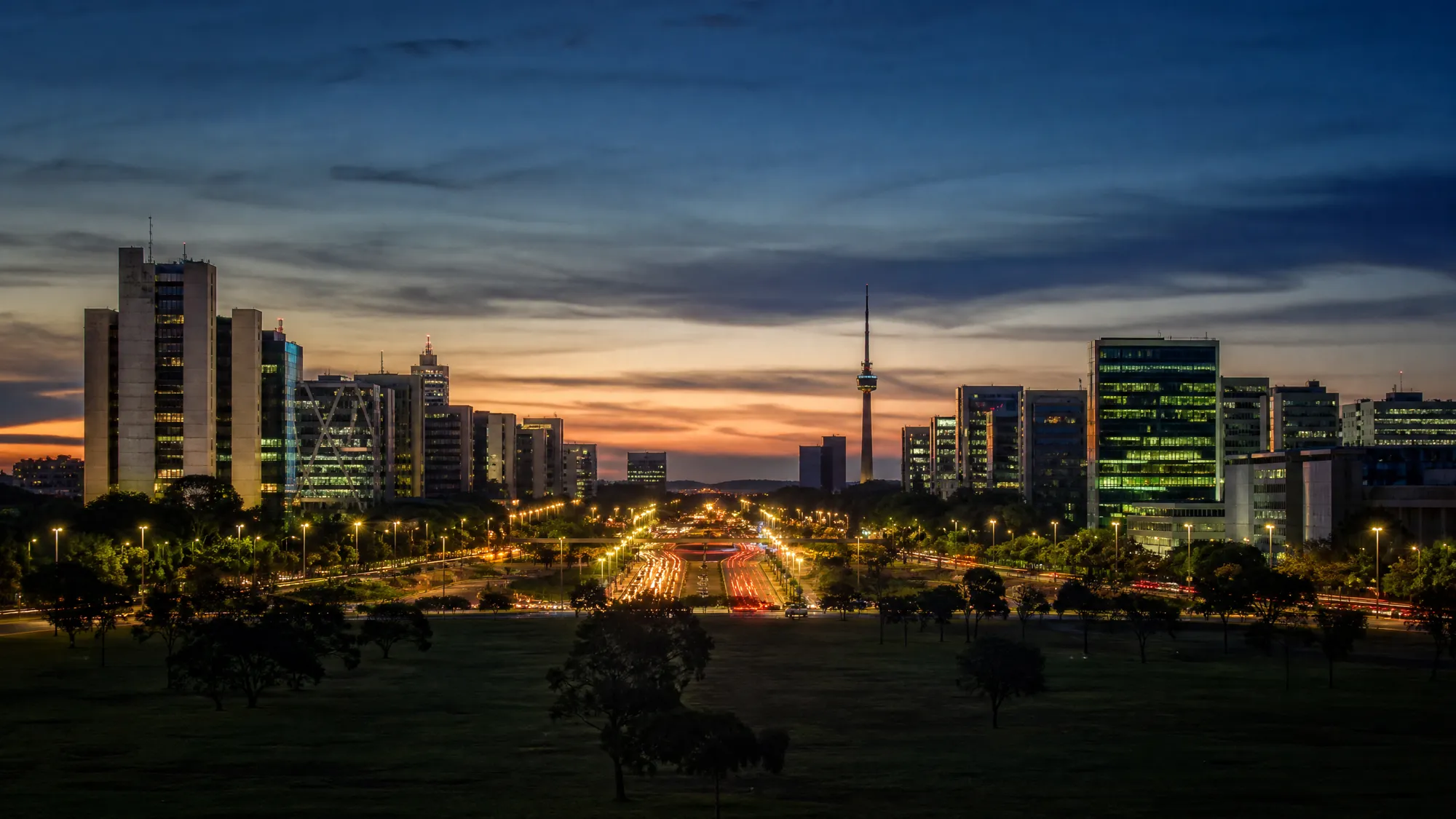 Setor Comercial e Torre de TV de Brasília ao entardecer